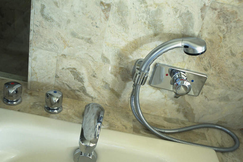 无人,横图,俯视,室内,特写,白天,卫生间,浴室,花纹,瓷砖,地砖,水龙头,图案,墙,开关,墙壁,墙面,一个,浴缸,打开,单个,阀门,开启,水咀,淋浴房,彩图,高角度拍摄,沐浴,冲凉房,沐浴间,沐浴室