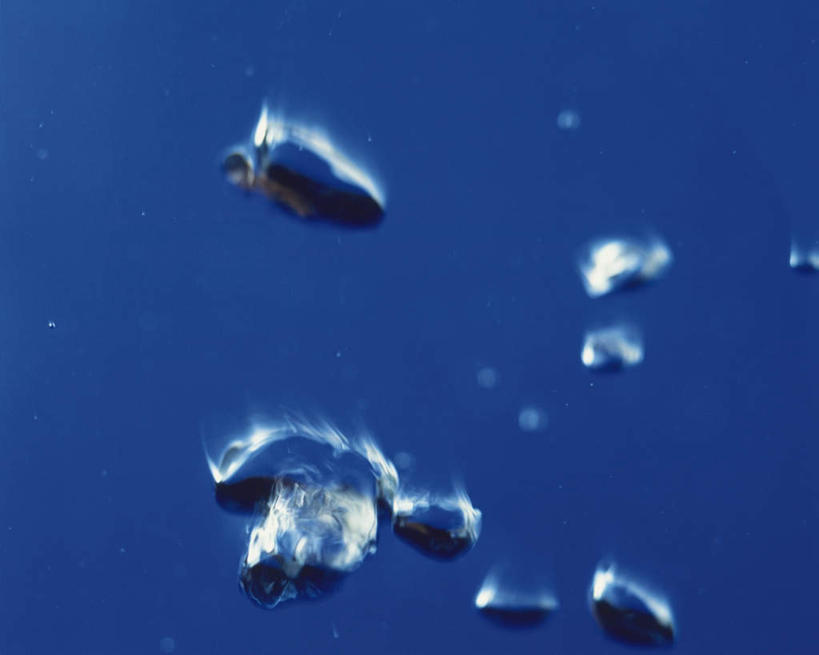 无人,横图,室内,特写,白天,正面,许多,蓝色背景,朦胧,模糊,透明,水滴,水花,水珠,蓝色,摄影,影棚,彩图,影棚拍摄,拍摄