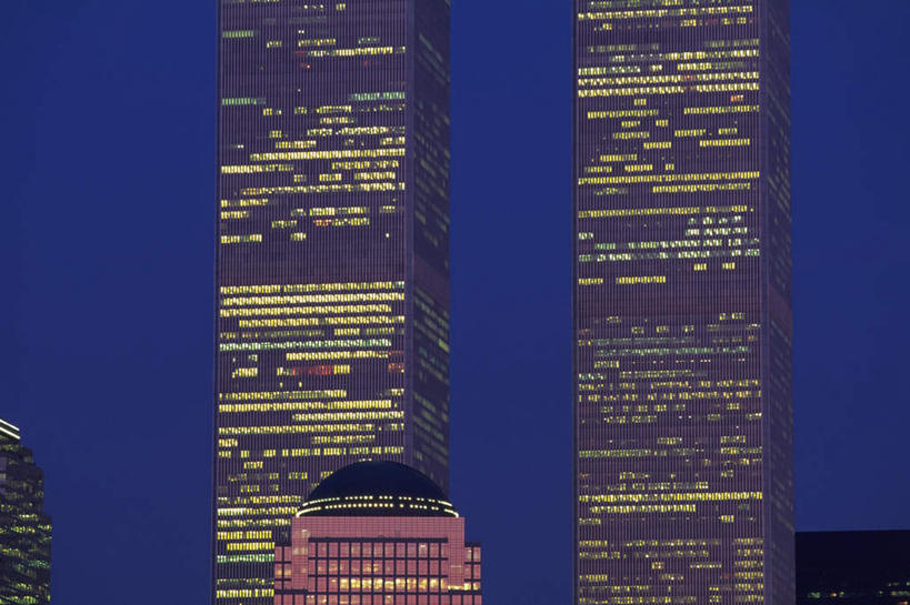 无人,高楼大厦,横图,室外,夜晚,仰视,度假,河流,美景,水,城市风光,标志建筑,城市,大厦,地标,建筑,摩天大楼,照明,纽约,美国,河水,景观,水流,灯光,曼哈顿,娱乐,建设,灯,蓝色,蓝天,天空,天,享受,休闲,景色,放松,照亮,北美,北美洲,照明设备,美洲,纽约州,帝国之州,帝国州,世界贸易中心,北亚美利加洲,亚美利加洲,彩图,低角度拍摄,大楼,高层建筑,高楼,摩天楼,曼哈顿岛,纽约世界贸易中心,世贸中心,双子大楼