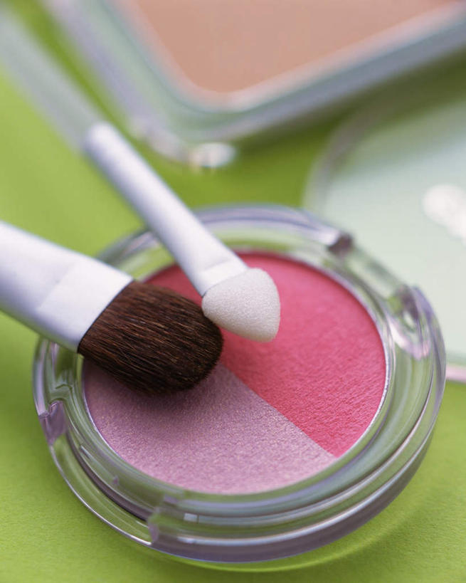 无人,竖图,俯视,室内,特写,白天,化妆,美容,桌面,护肤,阴影,朦胧,模糊,光线,粉饼,影子,两把,粉色,红色,绿色,阳光,化妆品,化妆刷,刷子,保养,享受,休闲,放松,保健,一盒,摄影,影棚,腮红刷,粉底,养颜,彩图,高角度拍摄,影棚拍摄,拍摄