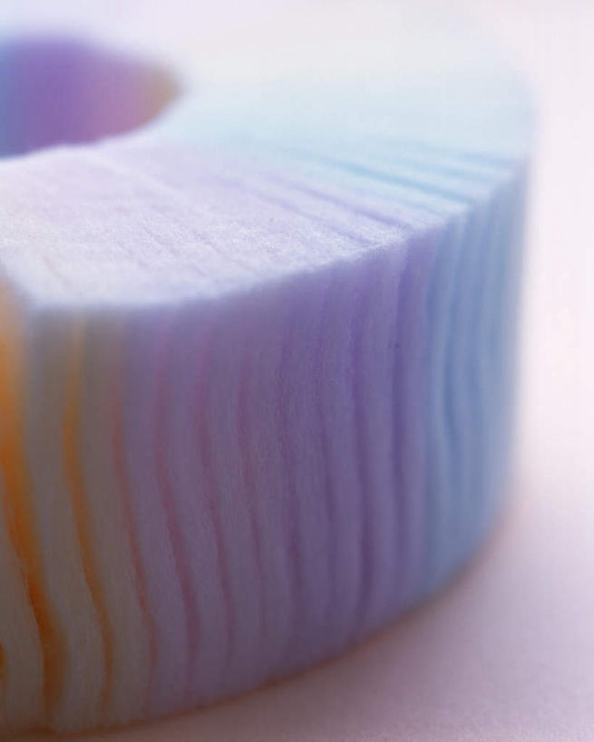 无人,竖图,俯视,室内,特写,白天,化妆,美容,护肤,阴影,朦胧,模糊,光线,影子,圆环,一个,黄色,蓝色,紫色,阳光,彩妆,化妆棉,保养,享受,休闲,放松,保健,摄影,影棚,单个,化妆用品,养颜,彩图,高角度拍摄,影棚拍摄,拍摄