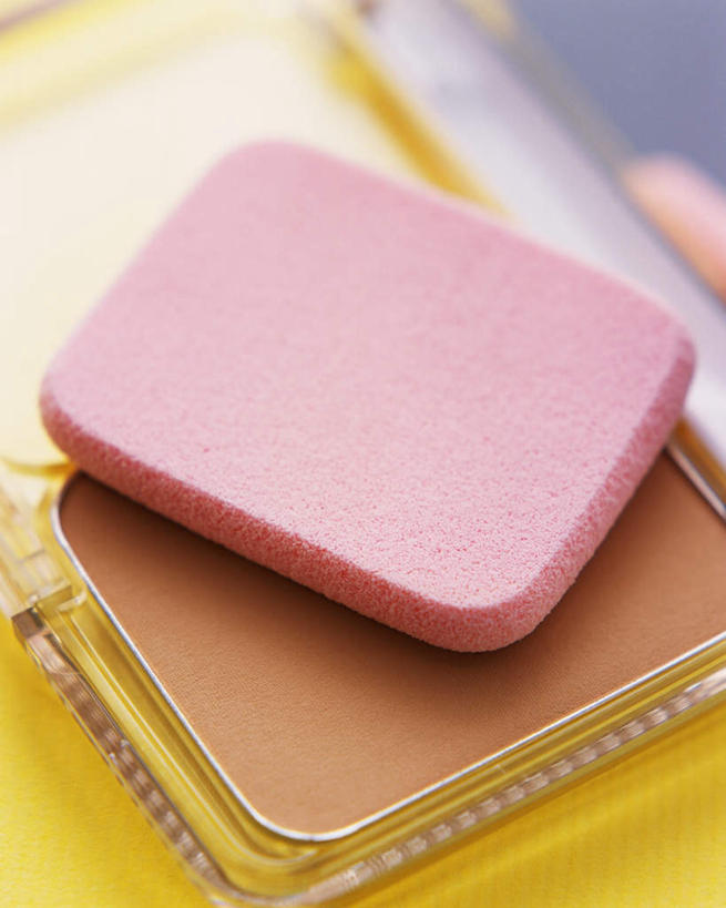 无人,竖图,俯视,室内,特写,白天,化妆,美容,桌面,静物,一块,护肤,阴影,朦胧,模糊,光线,方格,影子,粉色,黄色,阳光,粉扑,保养,享受,休闲,橙色,放松,保健,摄影,影棚,粉底,一瓶,美容工具,养颜,化妆工具,彩图,高角度拍摄,影棚拍摄,拍摄