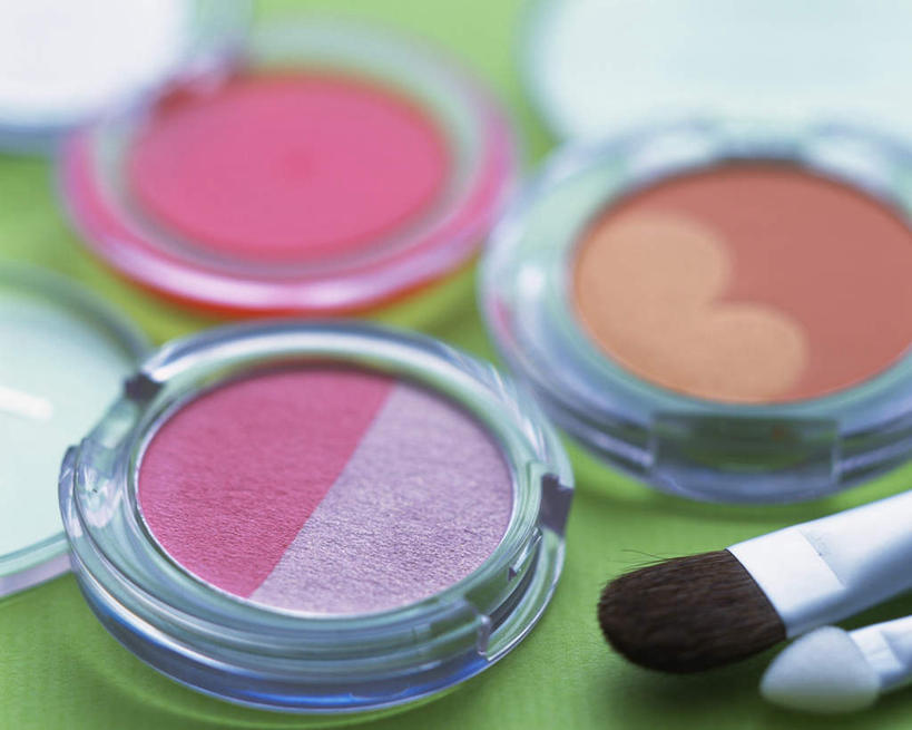 无人,横图,俯视,室内,特写,白天,化妆,美容,桌面,静物,护肤,朦胧,模糊,褐色,两把,唇刷,粉色,绿色,唇彩,保养,享受,休闲,放松,保健,摄影,影棚,腮红刷,粉底,美容工具,三瓶,养颜,化妆工具,彩图,高角度拍摄,影棚拍摄,拍摄