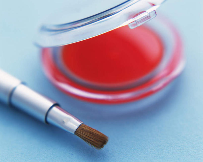 无人,横图,俯视,室内,特写,白天,化妆,美容,桌面,静物,一把,护肤,阴影,朦胧,模糊,光线,影子,唇刷,红色,蓝色,阳光,唇彩,唇膏,保养,享受,休闲,放松,保健,一盒,摄影,影棚,美容工具,养颜,化妆工具,彩图,高角度拍摄,影棚拍摄,拍摄