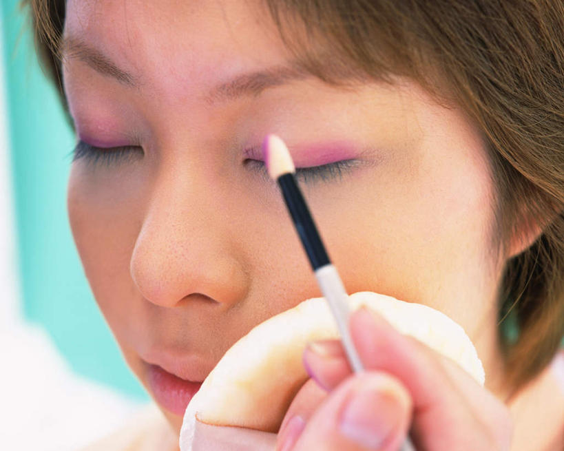 东方人,脸,头,脸颊,头发,一个人,闭眼,横图,室内,特写,白天,正面,化妆,美容,亚洲,仅一个年轻女性,仅一个女性,仅一个人,一把,一块,护肤,握,绿色背景,拿,拿着,涂抹,黄种人,粉色,黄色,粉扑,化妆刷,刷子,保养,享受,休闲,眼影,放松,握着,保健,摄影,影棚,美容工具,养颜,彩妆刷,化妆工具,眉刷,年轻女性,女人,女性,亚洲人,头部,脸部,脸蛋,面部,闭眼睛,闭着眼,闭着眼睛,半身,彩图,影棚拍摄,拍摄