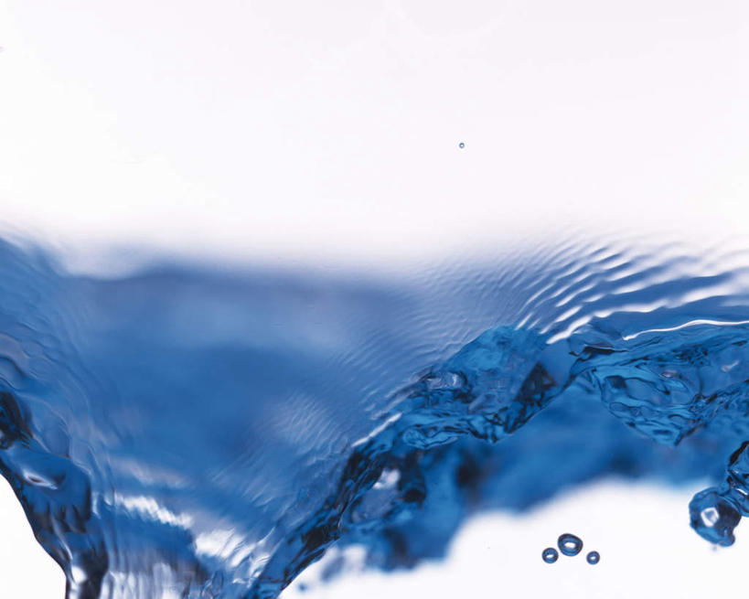 无人,横图,室内,特写,白天,白色背景,正面,水,波纹,朦胧,模糊,液体,气泡,水滴,水珠,蓝色,水纹,波浪,摄影,流动,影棚,溢出,彩图,影棚拍摄,拍摄