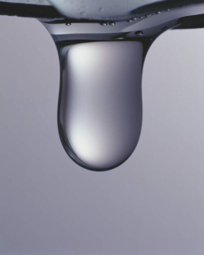 无人,竖图,室内,特写,白天,正面,水,阴影,灰色背景,光线,液体,影子,水滴,滴落,水珠,阳光,摄影,流动,影棚,溢出,彩图,影棚拍摄,拍摄