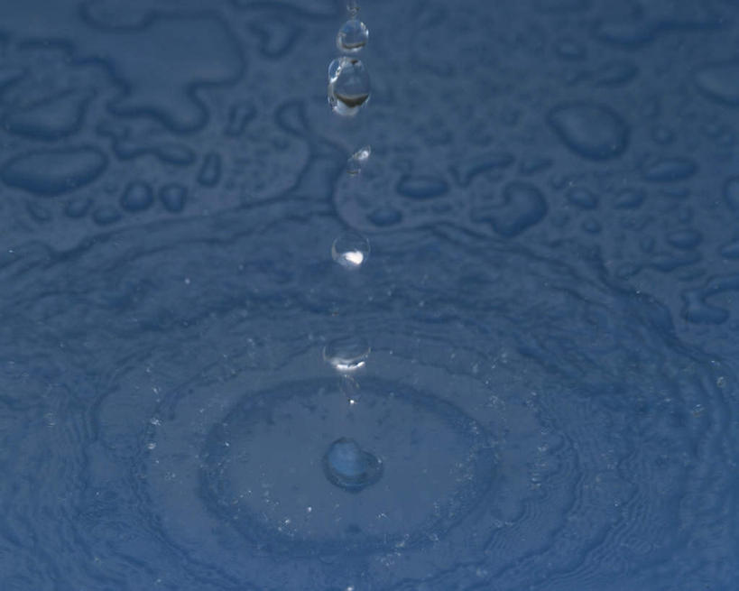 无人,横图,俯视,室内,特写,白天,水,许多,阴影,波纹,飞溅,蓝色背景,溅,光线,液体,影子,圆圈,水滴,滴落,水珠,排列,水纹,阳光,波浪,摄影,影棚,队列,喷洒,彩图,高角度拍摄,影棚拍摄,拍摄