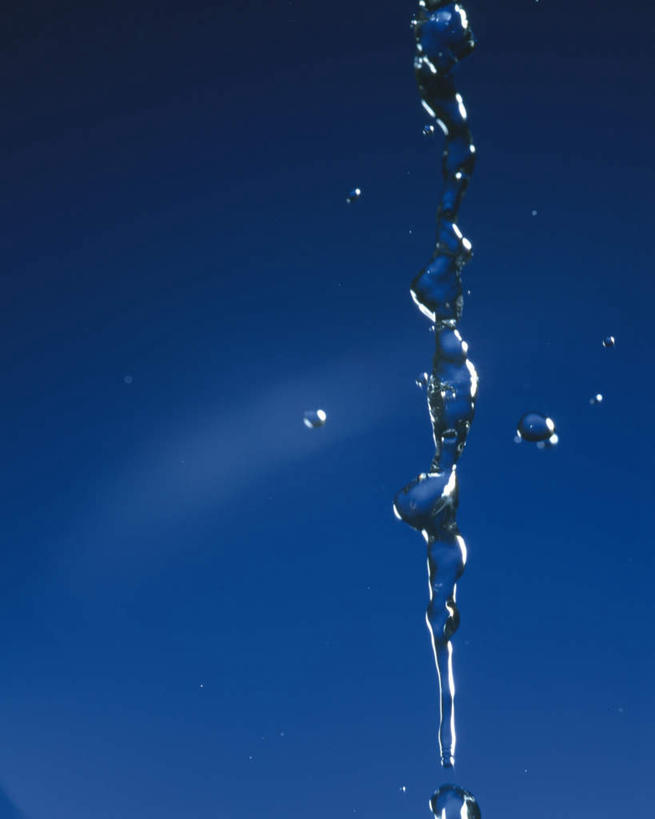 无人,竖图,室内,特写,白天,正面,水,阴影,飞溅,蓝色背景,溅,光线,液体,影子,水滴,滴落,水珠,摄影,流动,影棚,喷洒,彩图,影棚拍摄,拍摄