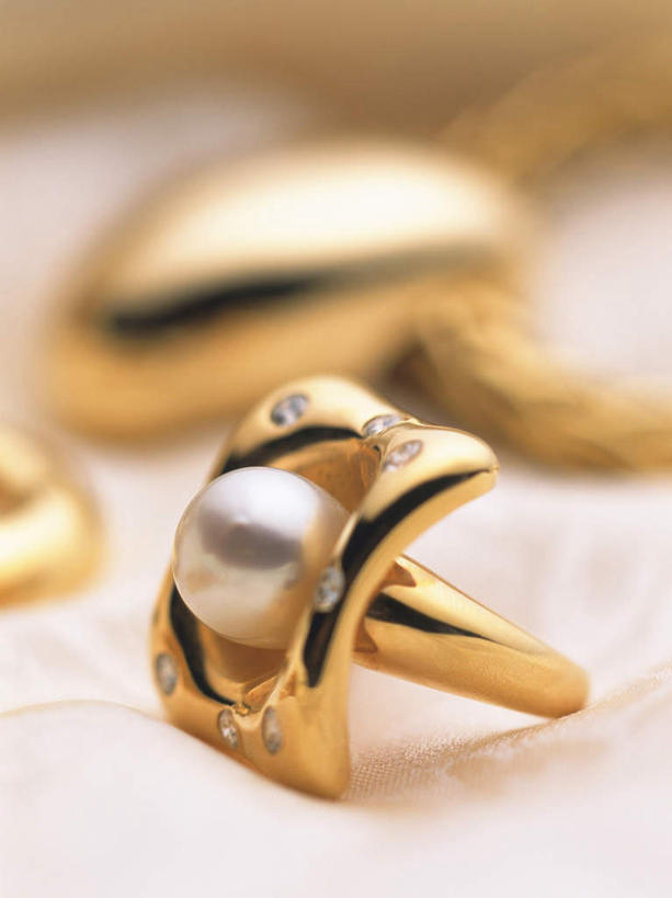 无人,竖图,室内,特写,白天,正面,爱情,静物,珠宝,朦胧,模糊,装饰,浪漫,黄金,装饰品,戒指,饰品,首饰,金色,恩爱,摄影,影棚,华丽,修饰,信物,点缀,宝石,权利,金器,衬托,美观,雅致,雅观,贵金属,彩图,影棚拍摄,拍摄,金子