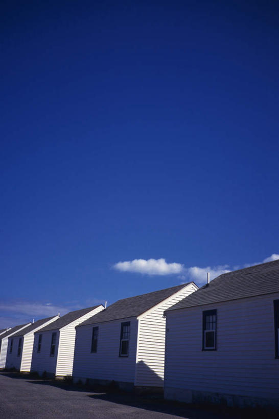 无人,家,竖图,室外,白天,仰视,度假,美景,城市风光,城市,道路,路,公路,美国,一排,许多,阴影,整齐,光线,影子,房屋,屋子,景观,云,云朵,交通,云彩,娱乐,楼房,住宅,排列,蓝色,白云,蓝天,天空,阳光,天,享受,休闲,景色,放松,晴朗,北美,北美洲,队列,美洲,马萨诸塞州,麻州,麻省,马萨诸塞,麻塞诸塞,老殖民地,海湾之州,北亚美利加洲,亚美利加洲,楠塔基特,晴空,马路,彩图,低角度拍摄,房子