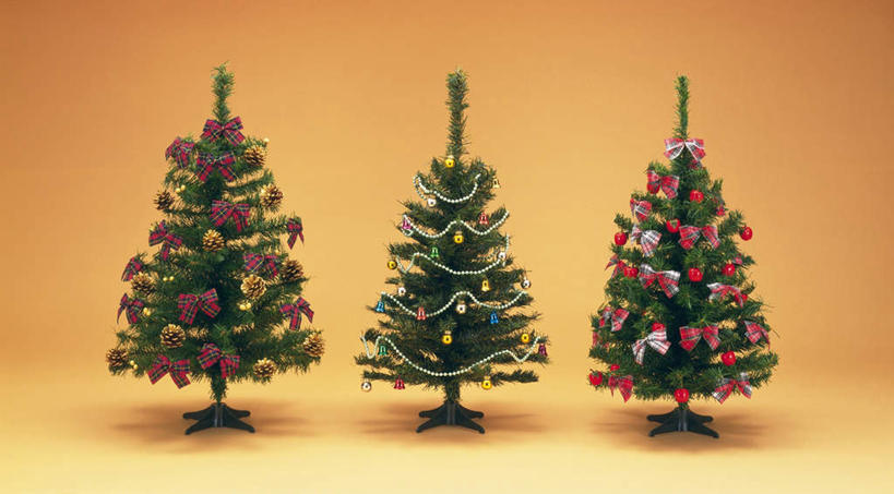 无人,横图,室内,特写,白天,正面,植物,静物,照明,圣诞节,三棵,一排,许多,悬挂,黄色背景,节日,庆祝,整齐,装饰,格纹,铃铛,丝绸,丝带,灯光,圣诞树,松果,挂,文化,吊灯,绸带,灯,树,树木,排列,绿色,自然,彩带,蝴蝶结,灯具,庆典,摄影,影棚,生长,成长,纪念,华丽,修饰,照亮,点缀,照明设备,队列,衬托,美观,雅致,雅观,彩图,影棚拍摄,拍摄