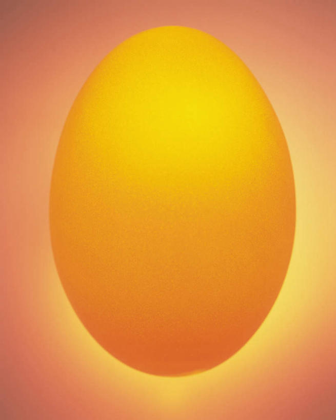 无人,竖图,俯视,室内,特写,白天,黄色背景,发光,蛋,蛋壳,鸡蛋,破损,一个,摄影,影棚,单个,发亮,草鸡蛋,卵,彩图,高角度拍摄,影棚拍摄,拍摄