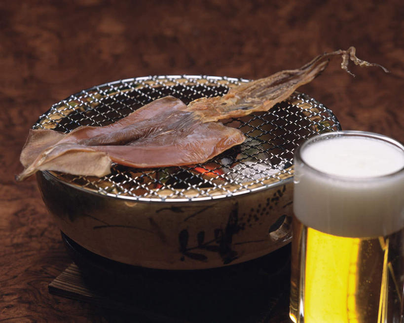 啤酒,无人,横图,俯视,室内,特写,白天,烧烤,鱿鱼,杯子,烤鱼,烤架,烤肉,玻璃制品,酒,饮料,一个,水杯,铁架,单个,玻璃杯,柔鱼,枪乌贼,彩图,高角度拍摄