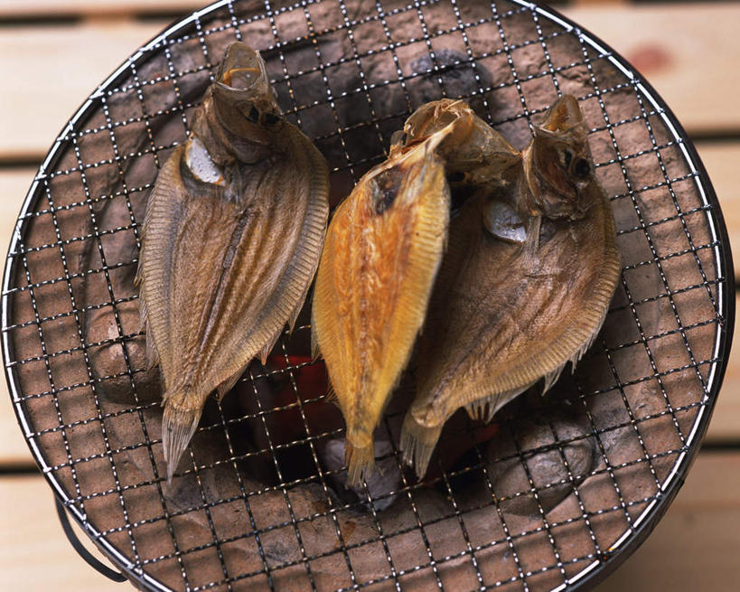 海鲜,无人,横图,俯视,室内,特写,白天,烧烤,餐桌,桌子,一排,朦胧,模糊,整齐,鱼,烤炉,烤鱼,烤架,烤肉,水产,鱼类,海洋生物,排列,铁架,三条,餐台,队列,水生动物,海产品,水生物,海底动物,彩图,高角度拍摄