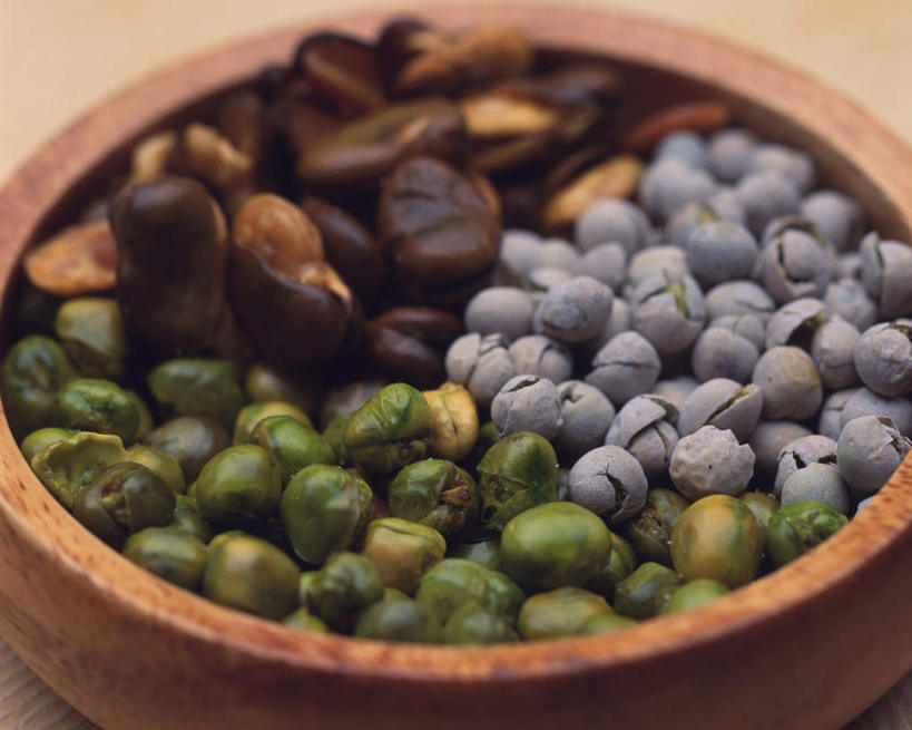 无人,横图,俯视,室内,特写,白天,植物,餐桌,桌子,静物,一堆,许多,堆叠,堆积,朦胧,模糊,豆类,豆子,莲子,豌豆,蚕豆,胡豆,佛豆,川豆,倭豆,罗汉豆,荷兰豆,餐台,堆,雪豆,豆科,寒豆,毕豆,麻累,国豆,小寒豆,麦豌豆,莲米,莲肉,莲实,青豆,彩图,高角度拍摄