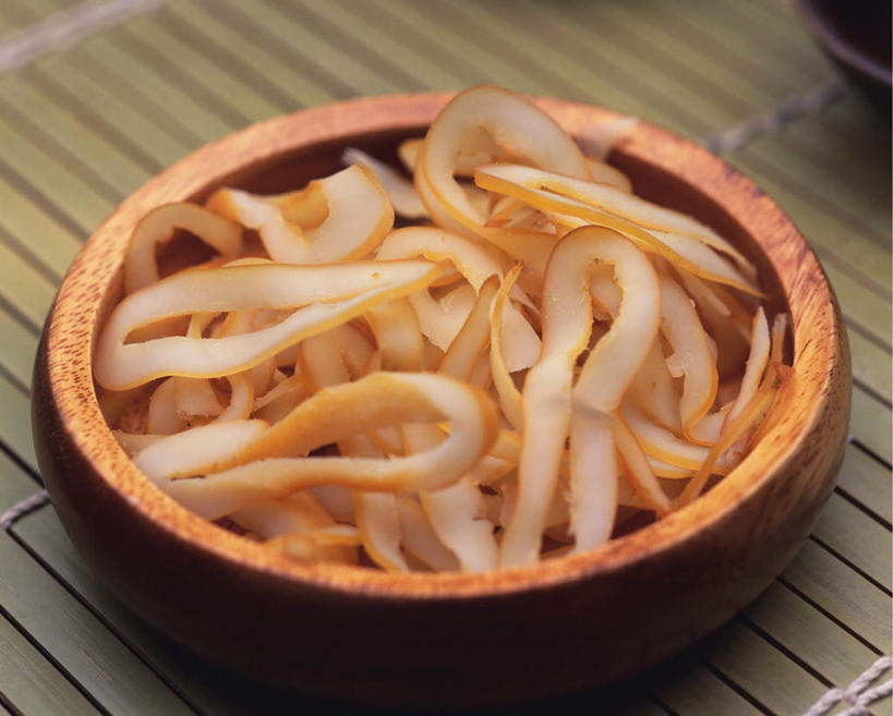 无人,横图,俯视,室内,特写,白天,餐桌,桌子,鱿鱼,静物,餐具,一堆,切开,堆叠,堆积,朦胧,模糊,竹垫,切丝,垫子,碗,切,餐台,堆,剖面,切面,一碗,进餐用具,烹调用具,柔鱼,枪乌贼,彩图,高角度拍摄