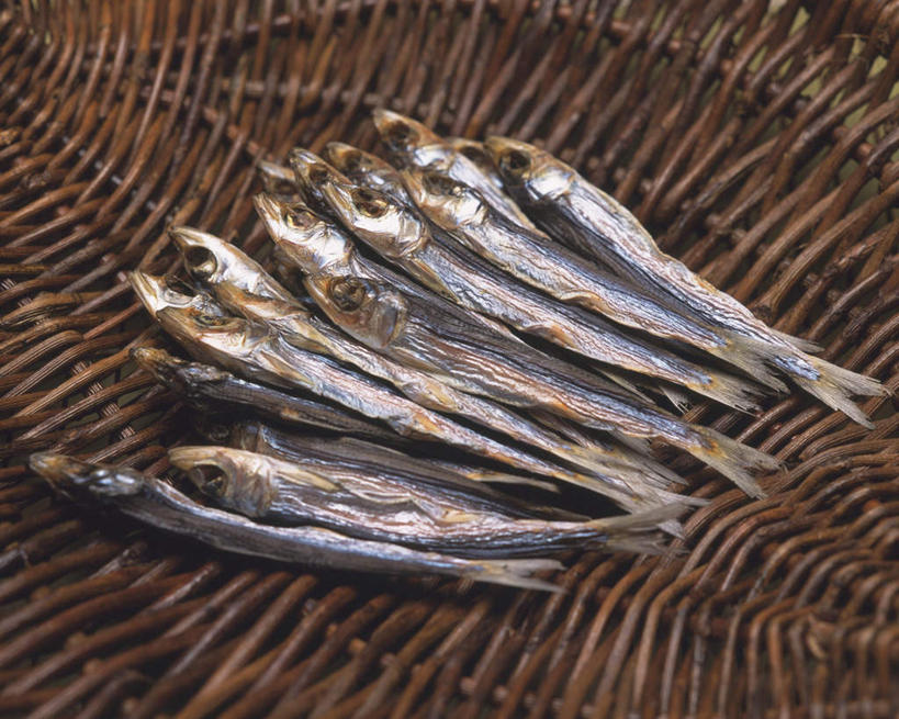 海鲜,无人,横图,俯视,室内,特写,白天,餐桌,桌子,一排,许多,朦胧,模糊,整齐,鱼,鱼干,水产,鱼类,海洋生物,排列,一个,竹篮,藤编,单个,餐台,队列,水生动物,海产品,水生物,海底动物,彩图,高角度拍摄