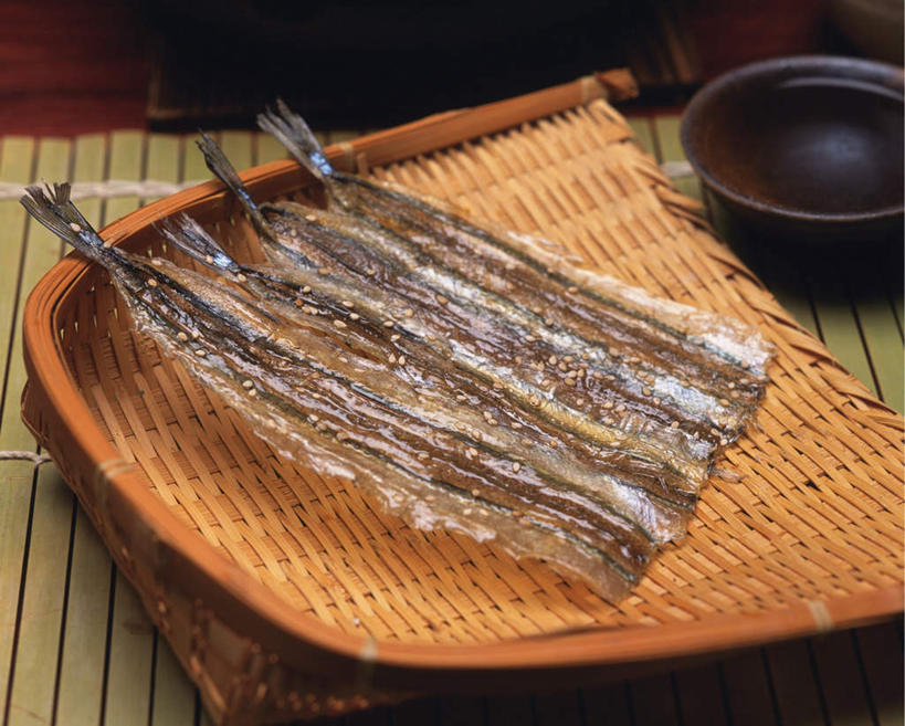 海鲜,无人,横图,俯视,室内,特写,白天,餐桌,桌子,餐具,一排,朦胧,模糊,整齐,鱼,碟子,盘,鱼干,鱼肉,水产,鱼类,海洋生物,排列,盘子,碟,碗,藤编,餐台,队列,水生动物,海产品,水生物,海底动物,进餐用具,烹调用具,彩图,高角度拍摄