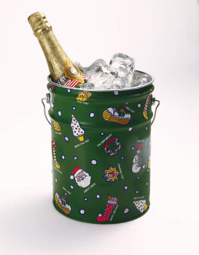 无人,竖图,俯视,室内,特写,白天,白色背景,静物,圣诞节,节日,庆祝,铁桶,桶,图案,文化,玻璃制品,酒瓶,绿色,玻璃瓶,瓶子,容器,庆典,摄影,影棚,纪念,储藏,储存,冰桶,香槟桶,彩图,高角度拍摄,影棚拍摄,拍摄,贮存