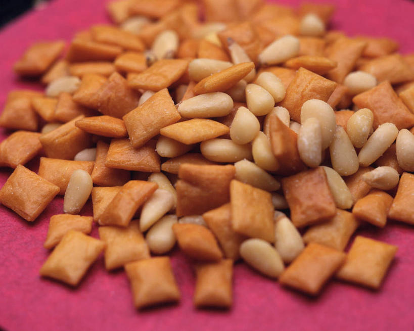 点心,无人,横图,俯视,室内,特写,白天,餐桌,桌子,餐具,一堆,许多,堆叠,堆积,朦胧,模糊,碟子,盘,锅巴,食品,甜点,甜品,松子,松子仁,食物,糕点,盘子,碟,甜食,餐台,堆,松仁,松籽仁,彩图,高角度拍摄