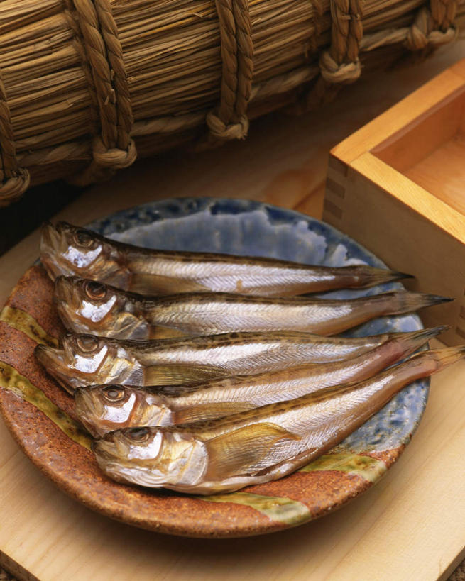 海鲜,无人,竖图,俯视,室内,特写,白天,餐桌,桌子,一排,许多,朦胧,模糊,整齐,鱼,烤鱼,肉,鱼干,鱼肉,水产,肉类,鱼类,海洋生物,排列,五条,餐台,队列,水生动物,海产品,水生物,肉食,海底动物,彩图,高角度拍摄