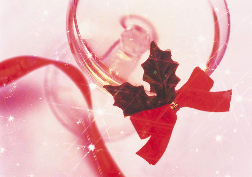 无人,横图,室内,特写,白天,白色背景,正面,数码,科技,静物,杯子,叶子,圣诞节,阴影,节日,庆祝,网络,高脚杯,丝绸,丝带,绿叶,红酒杯,高光,几何,计算机图形,合成,文化,玻璃制品,绸带,一个,红色,蝴蝶结,酒杯,庆典,嫩叶,冬青,单个,纪念,电脑合成图,数码合成图,写实,具体,具象,枸骨冬青,构骨,猫儿刺,鸟不宿,叶,叶片,玻璃杯,彩图