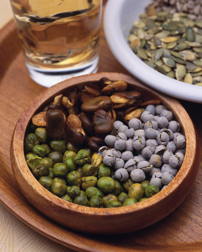 无人,竖图,俯视,室内,特写,白天,水,植物,餐桌,茶,桌子,静物,杯子,托盘,一堆,许多,堆叠,堆积,朦胧,模糊,液体,水滴,豆类,豆子,莲子,豌豆,蚕豆,胡豆,佛豆,川豆,倭豆,罗汉豆,荷兰豆,玻璃制品,水杯,餐台,堆,雪豆,豆科,寒豆,毕豆,麻累,国豆,小寒豆,麦豌豆,莲米,莲肉,莲实,玻璃杯,青豆,彩图,高角度拍摄