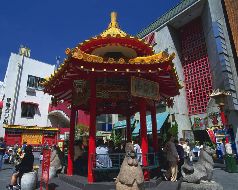 东方人,家,横图,室外,白天,仰视,旅游,度假,美景,城市风光,标志建筑,城市,地标,建筑,雕塑,日本,亚洲,阴影,艺术,装饰,光线,日文,标志,雕刻,雕像,文字,影子,字符,字母,房屋,亭子,屋子,景观,公寓,唐人街,许多人,黄种人,娱乐,标识,建设,洋房,楼房,石雕,住宅,阳光,工艺品,一群人,享受,休闲,景色,放松,纪念,美术,主题,中华街,陈列,东亚,本州,本州岛,日本国,近畿地方,近畿,兵库,兵库县,功能,美学,南京町,神户,神户市,神戸,县厅,神戸市,男人,男性,年轻男性,年轻女性,女人,女性,亚洲人,彩图,低角度拍摄,全身,房子