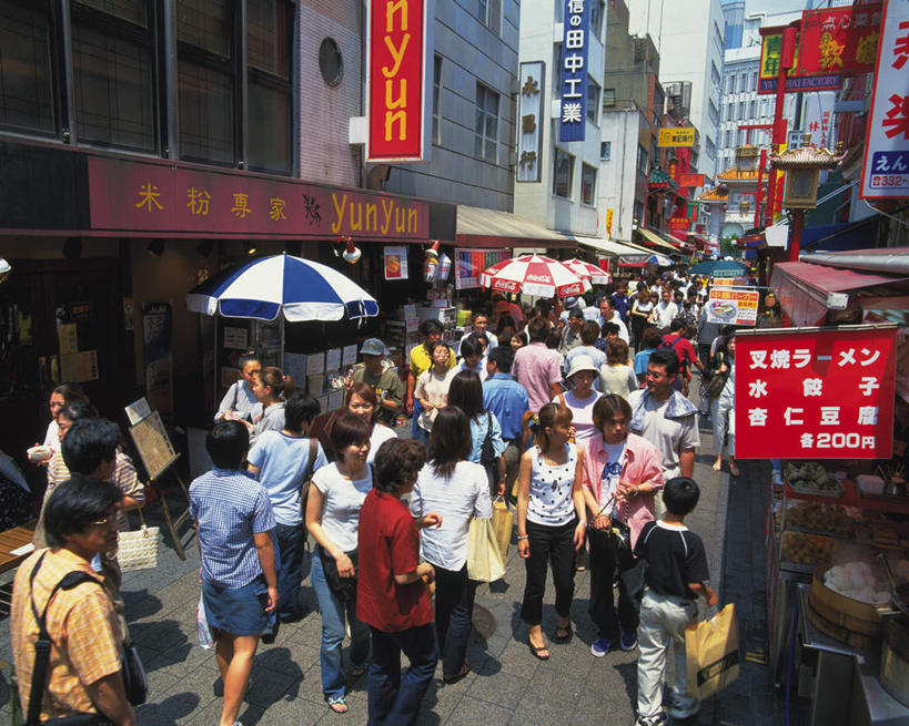 家,站,说,横图,俯视,室外,白天,讨论,日本,亚洲,一排,整齐,标志,文字,字符,房屋,屋子,唐人街,许多人,标识,楼房,招牌,住宅,排列,站着,一群人,汉字,队列,中文,中华街,东亚,本州,本州岛,日本国,近畿地方,近畿,兵库,兵库县,南京町,神户,神户市,神戸,县厅,神戸市,交流,男人,男性,年轻男性,年轻女性,女人,女性,沟通,讲话,交谈,商讨,说话,谈话,站立,彩图,高角度拍摄,全身,房子