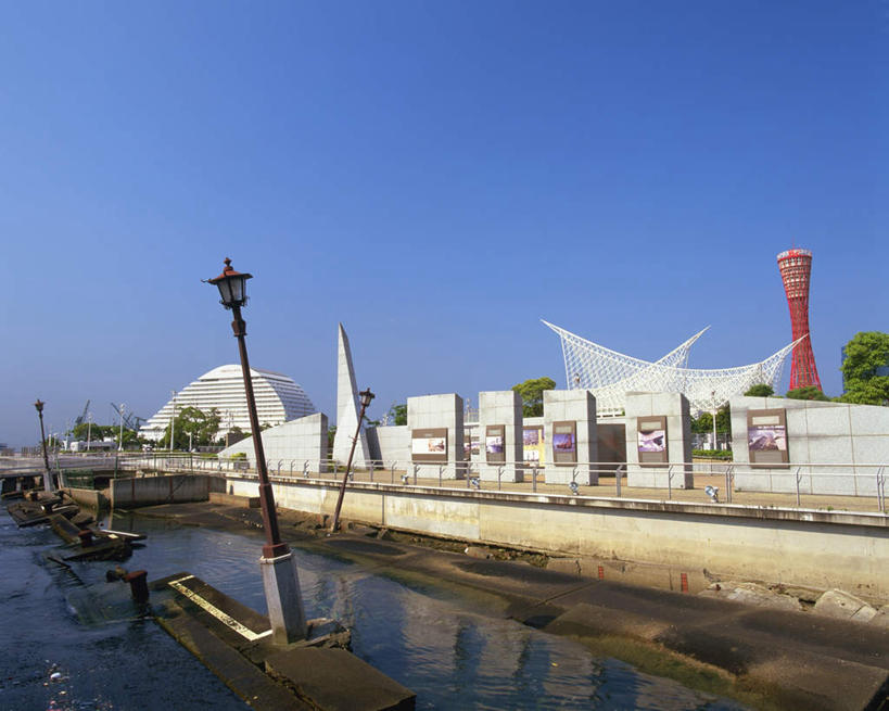 无人,博物馆,横图,俯视,室外,白天,道路,路灯,照明,日本,亚洲,一排,研究,整齐,信息,灯光,灯塔,交通,倾斜,教育,方向,灯,排列,蓝色,蓝天,天空,天,晴朗,引导,指引,展览,照亮,照明设备,队列,欣赏,歪,陈列,东亚,本州,万里无云,本州岛,日本国,近畿地方,近畿,兵库,兵库县,神户,神户港,神户港口塔,神户海洋博物馆,神户市,神戸,县厅,神戸市,航标,典藏,晴空,晴空万里,彩图,高角度拍摄,导航