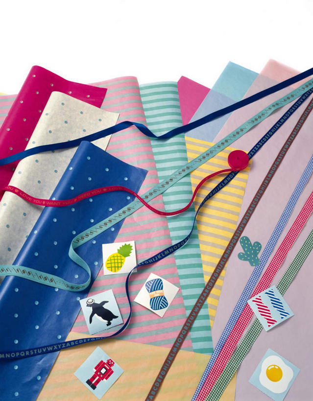 无人,竖图,俯视,彩色,室内,白天,白色背景,许多,条纹,散落,丝绸,丝带,绸带,彩带,彩纸,摄影,影棚,贴纸,彩图,高角度拍摄,影棚拍摄,拍摄