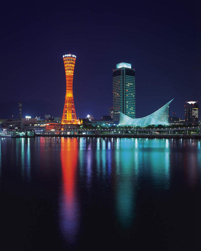 无人,博物馆,竖图,室外,夜晚,正面,旅游,度假,海浪,海洋,标志建筑,道路,地标,建筑,日本,亚洲,阴影,研究,反射,信息,影子,浪花,灯塔,交通,教育,方向,娱乐,建设,蓝色,蓝天,天空,海水,天,享受,休闲,旅游胜地,放松,晴朗,引导,指引,展览,欣赏,陈列,海景,东亚,本州,万里无云,本州岛,日本国,近畿地方,近畿,兵库,兵库县,神户,神户港,神户港口塔,神户海洋博物馆,神户市,神戸,县厅,神戸市,航标,典藏,大海,风浪,海,海水的波动,近岸浪,涌浪,晴空,晴空万里,彩图,导航