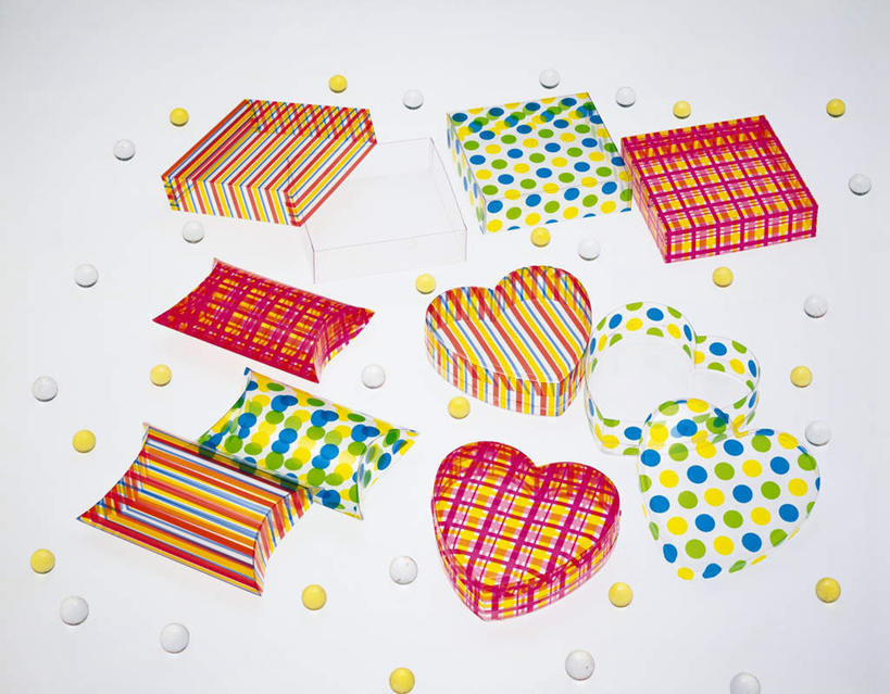 无人,横图,俯视,室内,特写,白天,白色背景,爱情,桌面,静物,礼盒,礼物,一排,许多,阴影,条纹,爱心,整齐,光线,格纹,影子,纸盒,斑点,浪漫,盒子,排列,阳光,包装盒,礼品盒,温暖,温馨,心形,恩爱,摄影,礼品,影棚,和睦,队列,心型,彩图,高角度拍摄,影棚拍摄,拍摄,融洽