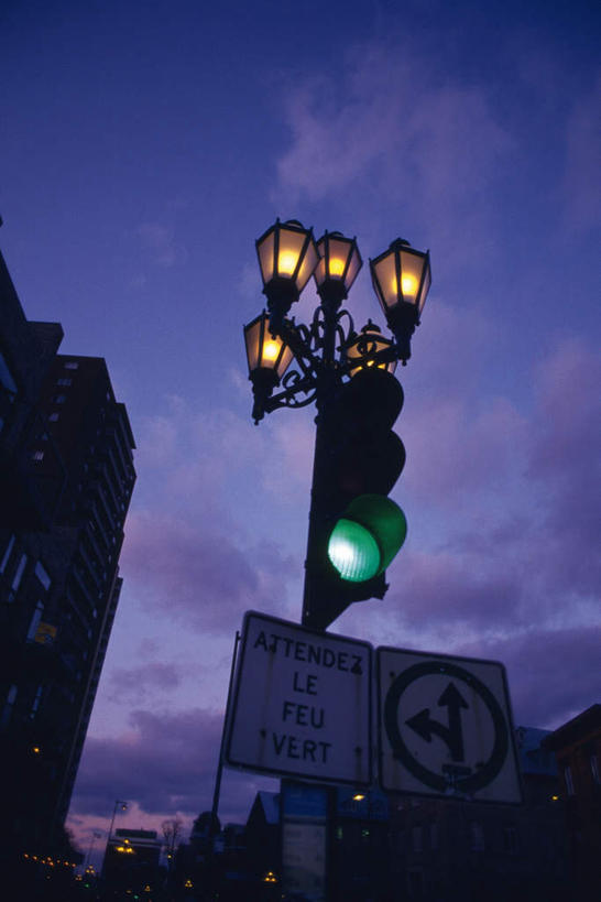 无人,家,竖图,室外,白天,仰视,旅游,度假,安全,路灯,照明,标志,文字,字符,字母,房屋,屋子,云,云朵,红绿灯,灯光,信号灯,交通,警告,云彩,娱乐,标识,楼房,住宅,灯,蓝色,白云,蓝天,天空,天,享受,休闲,放松,警示,绿灯,晴朗,通畅,禁止,照亮,提醒,通行,照明设备,提示,限制,畅通,流通,交通信号灯,行人信号灯,畅达,通顺,危险,晴空,彩图,低角度拍摄,房子