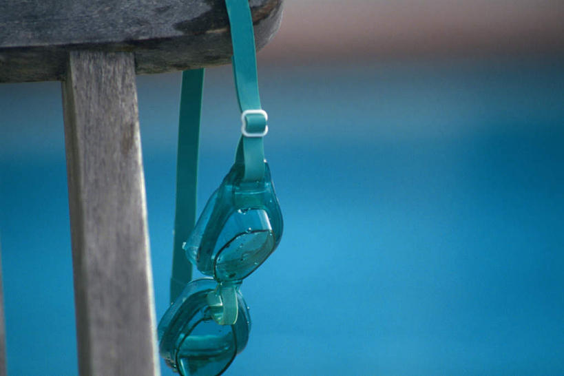 无人,游泳池,横图,室外,特写,白天,正面,安全,水,静物,一副,悬挂,朦胧,模糊,眼镜,水池,水面,防护,挂,泳池,护目镜,保护,保险,保全,周全,安稳,安定,安全防护眼镜,平安,彩图,防护眼镜