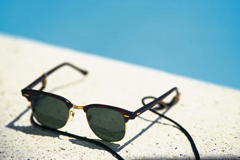 无人,游泳池,横图,俯视,室外,特写,白天,水,静物,一副,阴影,朦胧,模糊,光线,墨镜,眼镜,影子,水池,水面,泳池,阳光,太阳镜,太阳眼镜,遮阳镜,彩图,高角度拍摄