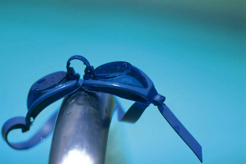 无人,栏杆,横图,俯视,室外,特写,白天,安全,水,静物,一副,阴影,光线,扶手,眼镜,液体,影子,水滴,防护,蓝色,阳光,护目镜,保护,波光粼粼,保险,保全,周全,安稳,安定,安全防护眼镜,平安,彩图,高角度拍摄,防护眼镜