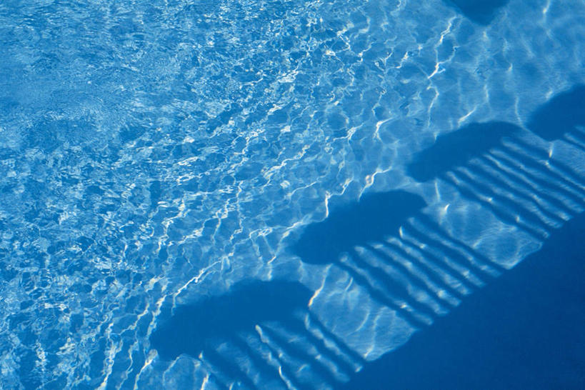 无人,游泳池,横图,俯视,室外,白天,水,阴影,波纹,反射,光线,液体,影子,水池,水滴,水面,涟漪,泳池,蓝色,倒影,水纹,阳光,波浪,波光粼粼,水晕,彩图,高角度拍摄