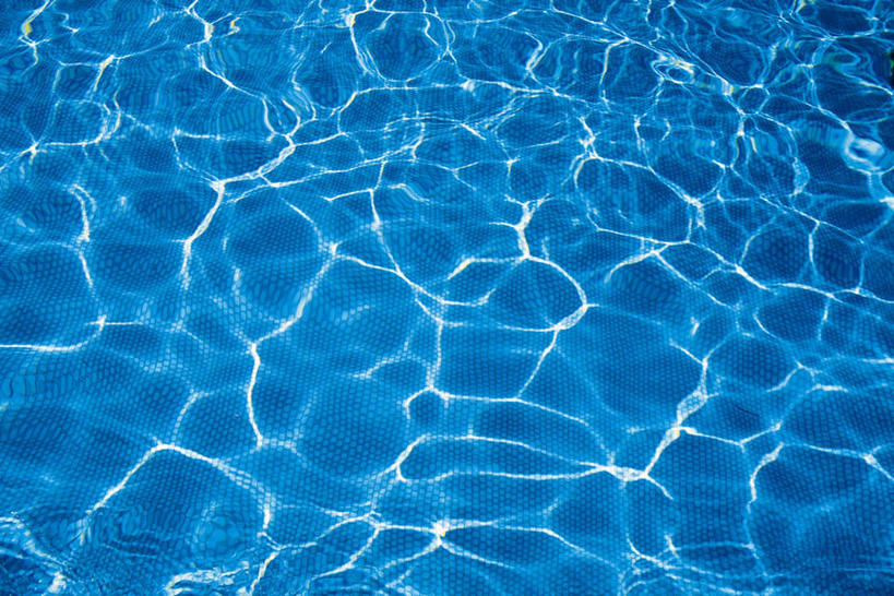 无人,游泳池,横图,俯视,室外,特写,白天,水,阴影,波纹,光线,液体,影子,水池,水滴,水面,涟漪,泳池,蓝色,水纹,阳光,波浪,波光粼粼,水晕,彩图,高角度拍摄