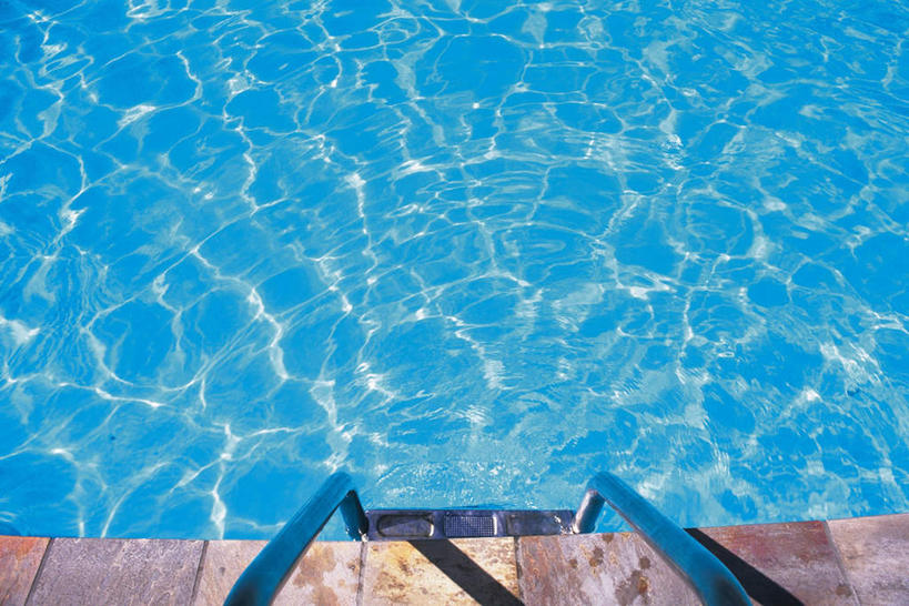 无人,游泳池,栏杆,横图,俯视,室外,白天,水,波纹,扶手,液体,水池,水滴,水面,围栏,涟漪,泳池,护栏,蓝色,水纹,波浪,波光粼粼,水晕,彩图,高角度拍摄