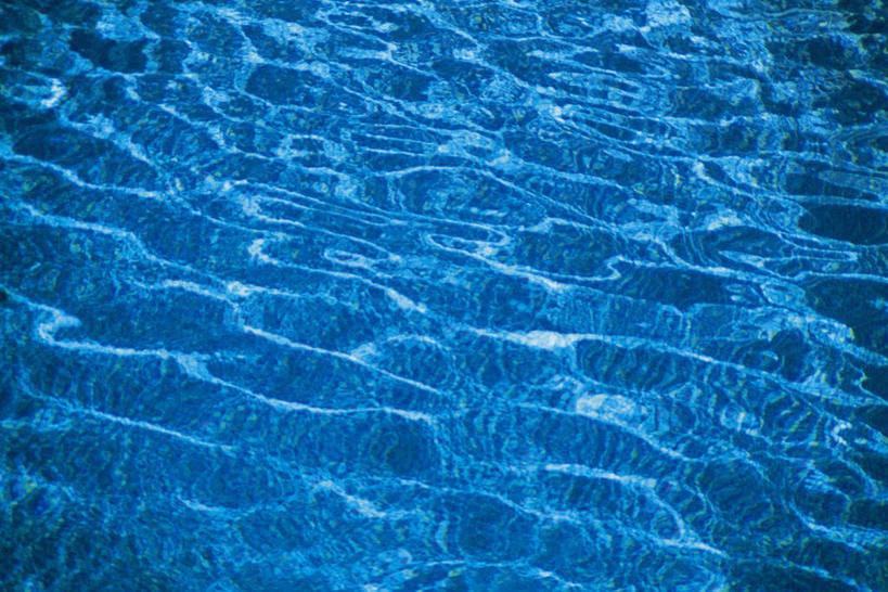 无人,体育馆,游泳池,横图,俯视,室外,特写,白天,水,阴影,波纹,反射,液体,影子,水池,水滴,水面,涟漪,泳池,蓝色,水纹,波浪,波光粼粼,游泳馆,水晕,彩图,高角度拍摄