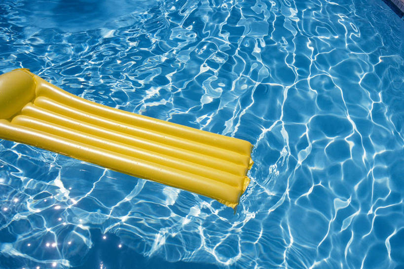 无人,游泳池,横图,俯视,室外,白天,水,波纹,液体,水池,水滴,水面,涟漪,泳池,一个,黄色,蓝色,水纹,波浪,单个,波光粼粼,充气垫,橡胶制品,水晕,彩图,高角度拍摄