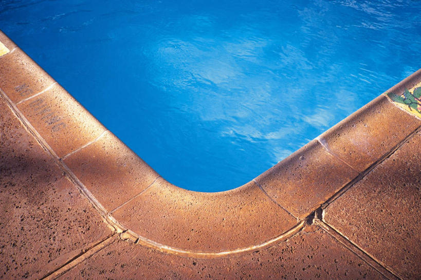 无人,体育馆,游泳池,横图,俯视,室外,特写,白天,水,阴影,波纹,反射,液体,影子,水池,水滴,水面,涟漪,泳池,蓝色,水纹,波浪,波光粼粼,游泳馆,水晕,彩图,高角度拍摄