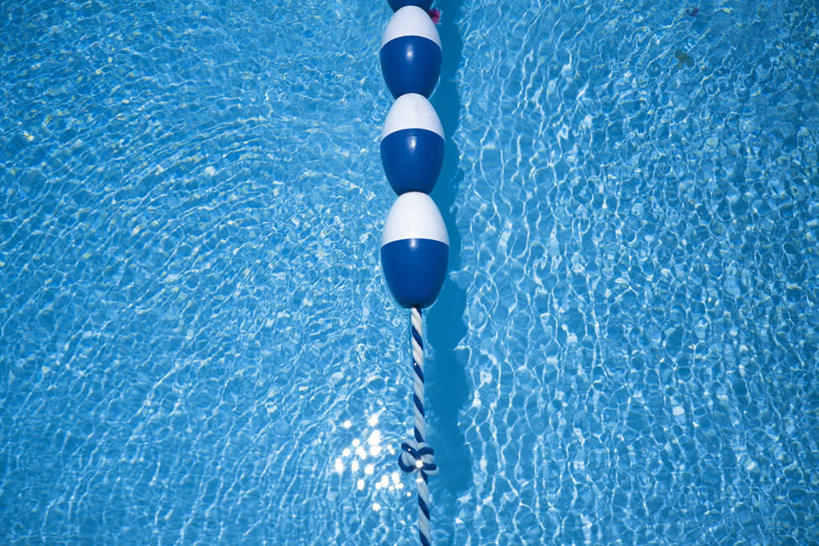 无人,体育馆,游泳池,横图,俯视,室外,特写,白天,水,阴影,波纹,反射,液体,影子,水池,水滴,水面,涟漪,泳池,泳道,蓝色,水纹,波浪,隔离带,波光粼粼,游泳馆,水晕,彩图,高角度拍摄