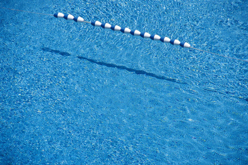 无人,体育馆,游泳池,横图,俯视,室外,特写,白天,水,阴影,波纹,反射,液体,影子,水池,水滴,水面,涟漪,泳池,泳道,水纹,波浪,游泳馆,水晕,彩图,高角度拍摄