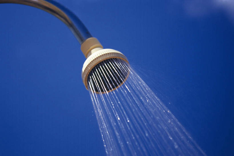 无人,横图,室外,特写,白天,仰视,水,朦胧,模糊,液体,水滴,花洒,莲蓬头,蓝色,蓝天,天空,天,晴朗,喷雾头,万里无云,晴空,晴空万里,彩图,低角度拍摄