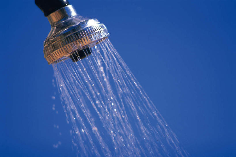 无人,横图,室外,特写,白天,正面,水,朦胧,模糊,液体,水滴,花洒,莲蓬头,蓝色,蓝天,天空,天,晴朗,喷雾头,万里无云,晴空,晴空万里,彩图