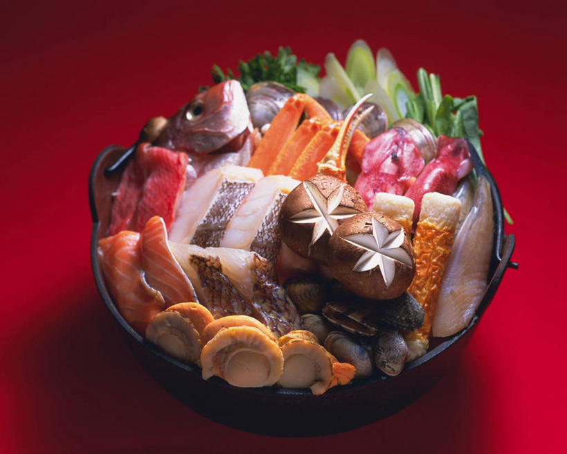 海鲜,三文鱼,无人,横图,俯视,室内,特写,白天,烹饪,餐桌,桌子,鲑鱼,蔬菜,贝壳,一堆,堆叠,堆积,红色背景,朦胧,模糊,新鲜,肉,鱼肉,日本料理,料理,食品,鲔鱼,水产,金枪鱼,菜肴,美食,肉类,海洋生物,食物,日式料理,日式,摄影,佳肴,有机食品,绿色食品,影棚,餐台,堆,一份,大马哈鱼,吞拿鱼,水生动物,海产品,水生物,肉食,海底动物,鱼竹轮,撒蒙鱼,萨门鱼,冰海之皇,鲑,鱼卷,马哈鱼,麻哈鱼,大麻哈鱼,贝类外壳,海螺壳,软体动物外壳,彩图,高角度拍摄,影棚拍摄,拍摄