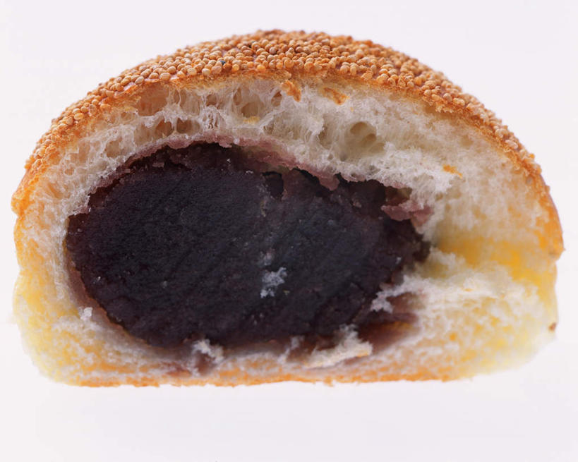 点心,面包,无人,横图,俯视,室内,特写,白天,白色背景,桌面,桌子,一堆,一块,阴影,堆叠,堆积,条纹,反射,纹路,木制,影子,食品,面点,食物,糕点,黑色,木制品,摄影,影棚,堆,豆沙,彩图,高角度拍摄,影棚拍摄,拍摄